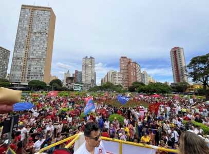 Manifestantes se reúnem na Praça Raul Soares, no Centro de BH, contra aprovação do PL da Dosimetria