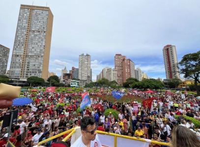 Manifestantes se reúnem na Praça Raul Soares, no Centro de BH, contra aprovação do PL da Dosimetria