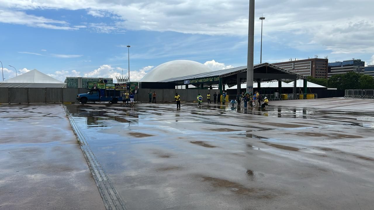 Local de ato pró-Bolsonaro em Brasília segue vazio minutos antes de início do protesto