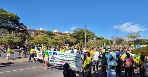 Manifestantes durante ato em defesa de Bolsonaro em Brasília