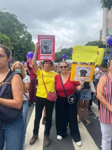 Com cartazes, manifestantes protestam pedindo justiça pelo Cão Orelha