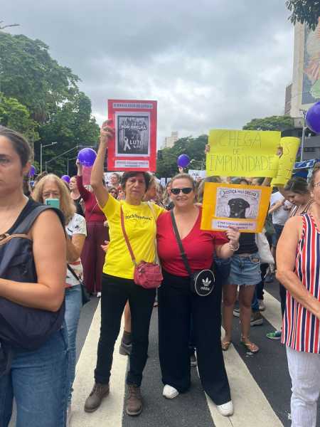 Com cartazes, manifestantes protestam pedindo justiça pelo Cão Orelha
