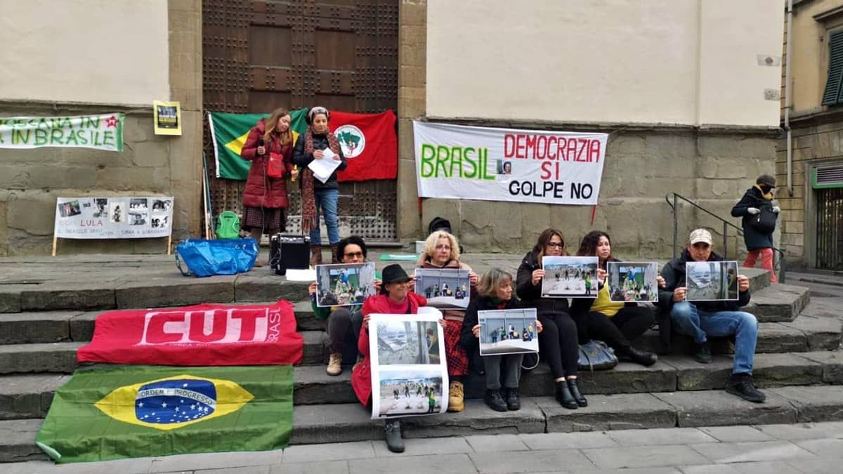 Florença tem manifestação em defesa da democracia no Brasil