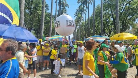 Manifestação na Praça da Liberdade, em BH