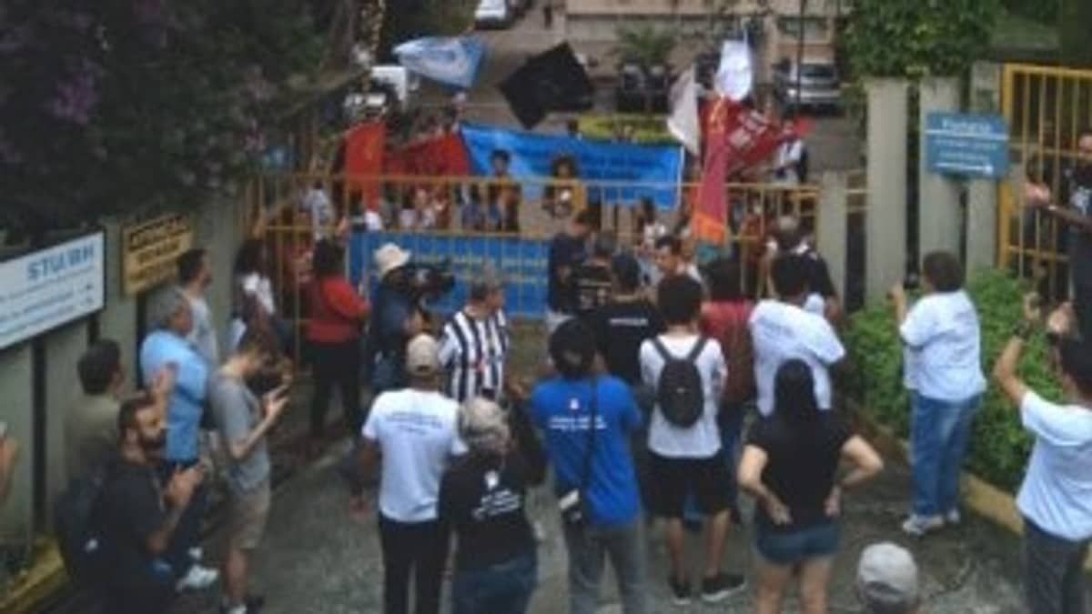 Manifestantes e metroviários contrários à privatização do metrô de BH ocupam sede da CBTU