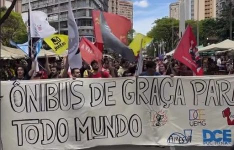 Manifestantes fizera ato na Praça Sete, na manhã deste domingo (5), pedindo ônibus gratuito em BH