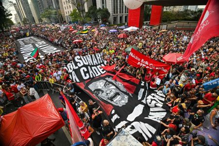 Manifestantes já tomam conta da avenida Paulista, em São Paulo, na parte da tarde deste domingo (21).