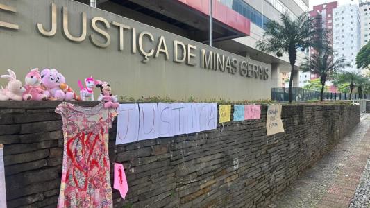 Manifestantes protestam em frente ao TJMG