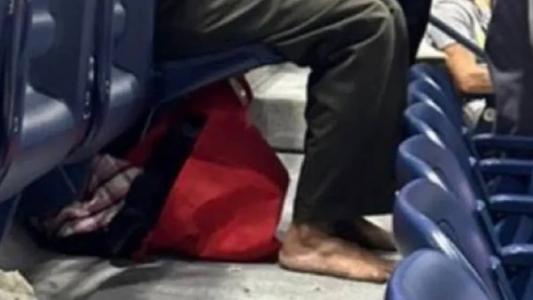 Manifestante colou os pés no chão durante jogo do US Open