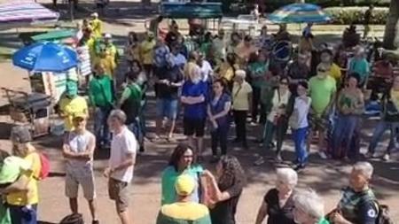 Manifestante com bandeiras do Brasil foram até a Praça da Liberdade na manhã desta segunda-feira, 1º de maio, pedir impeachment de Lula