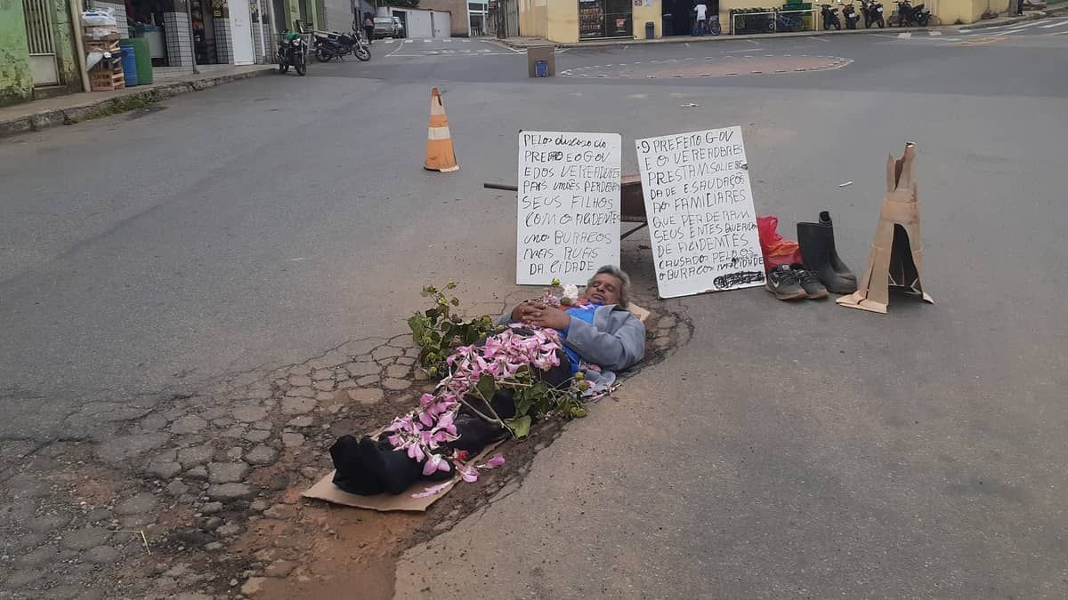 Morador ‘se sepulta’ em buraco para protestar contra prefeitura em Minas Gerais; veja vídeo