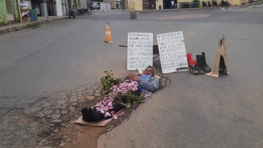 Manifestante fez alerta para mortes em acidentes causados por buracos em Itabira (MG)