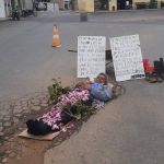 Morador ‘se sepulta’ em buraco para protestar contra prefeitura em Minas Gerais; veja vídeo
