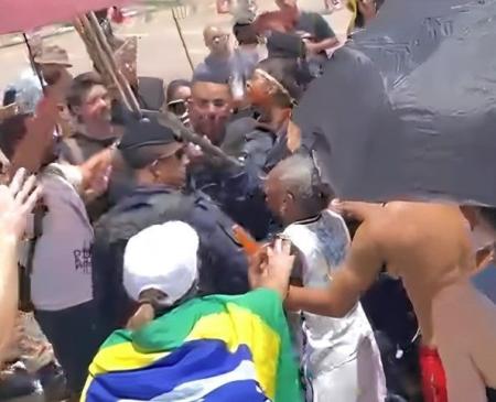 Mulher foi presa na Praça da Estação durante manifestação contra PL da dosimetria