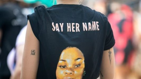 Manifestante usando camisa em homenagem a Breonna Taylor em Austin, Texas, em setembro de 2020