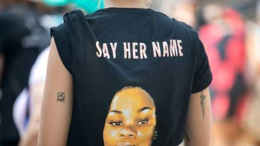 Manifestante usando camisa em homenagem a Breonna Taylor em Austin, Texas, em setembro de 2020