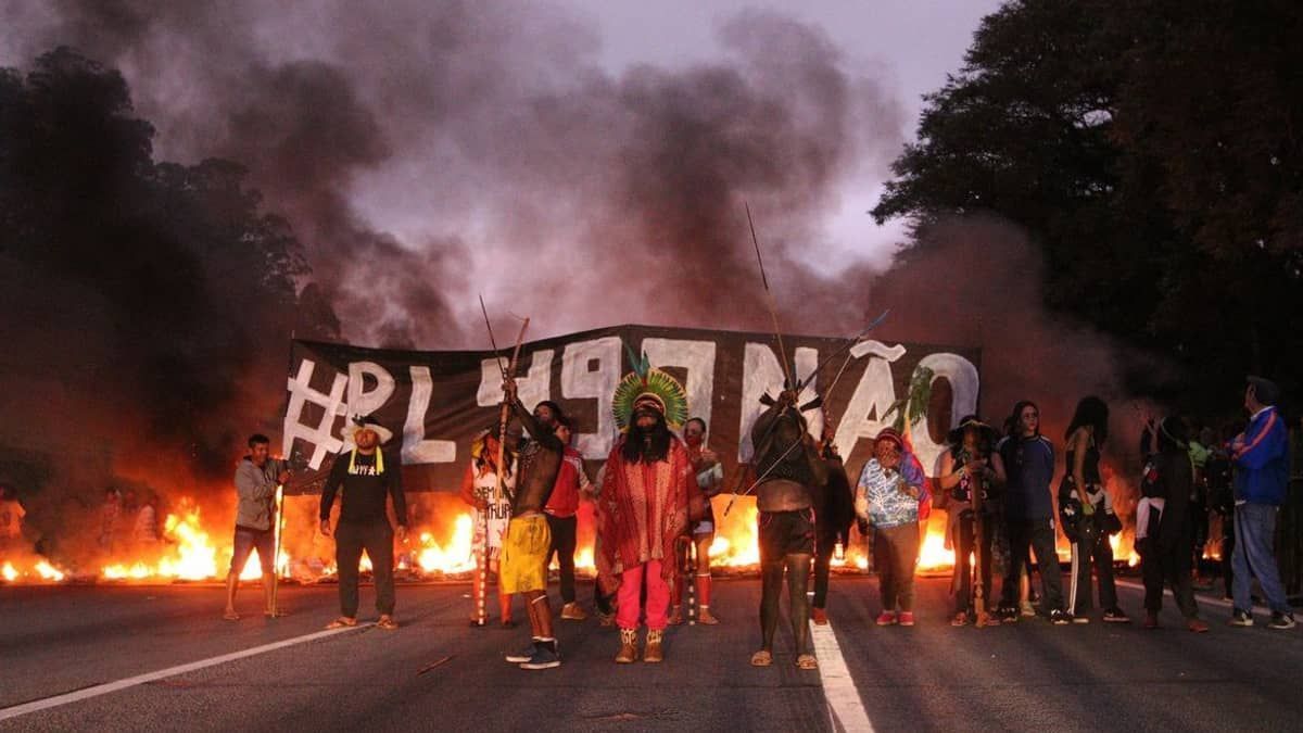 Marco temporal: indígenas bloqueiam rodovia em São Paulo 