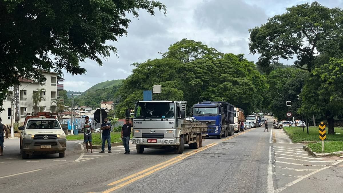 BR-262 em Rio Casca é bloqueada por manifestantes nesta quarta-feira: 'BR dos buracos' 