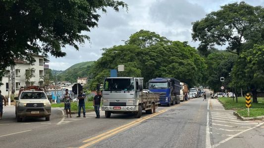 Manifestantes bloqueiam BR-262 em Rio Casca