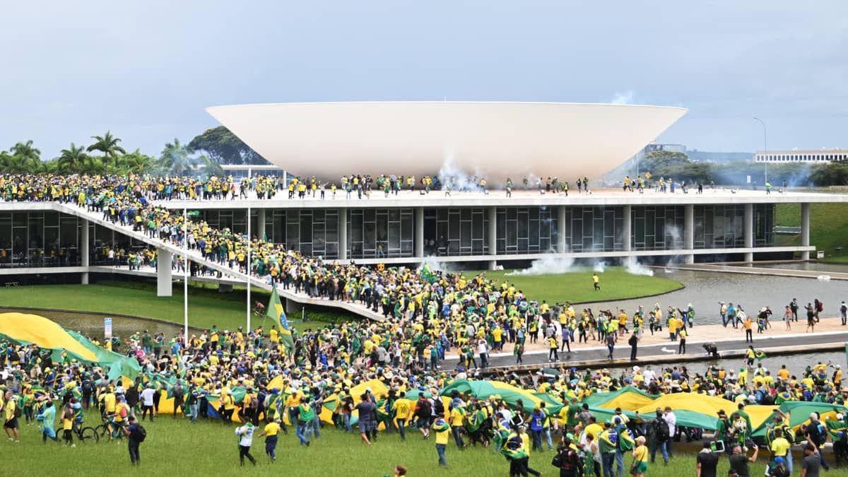 Apoiadores de Bolsonaro invadem Congresso, Planalto e STF 