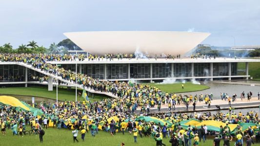 Manifestantes bolsonaristas tomaram parte da praça dos Três Poderes em manifestação neste domingo (8)