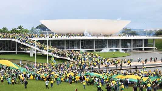 Manifestantes bolsonaristas tomaram parte da praça dos Três Poderes em manifestação neste domingo (8)