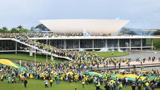 Manifestantes bolsonaristas tomaram parte da praça dos Três Poderes em manifestação neste domingo (8)