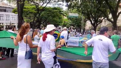 Manifestantes caminharam da Praça da Liberdade a Praça da Savassi