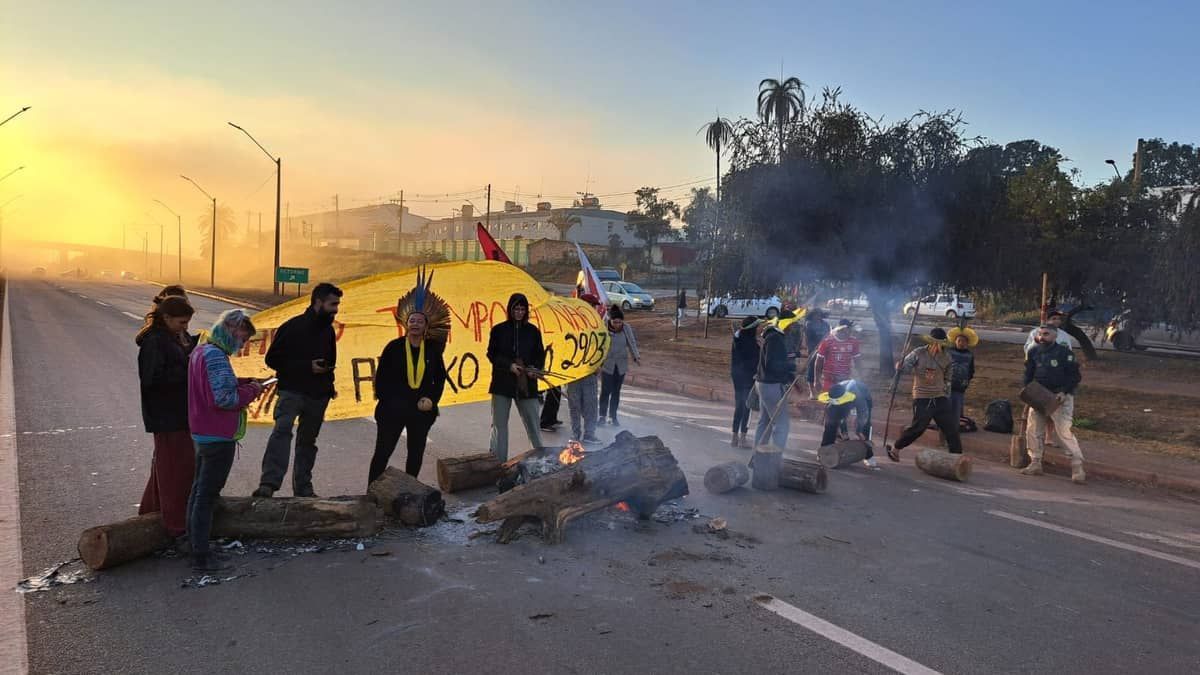 Vídeo: protesto de indígenas fecha pista da rodovia Fernão Dias, na Grande BH, nesta quarta-feira