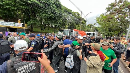 Manifestantes foram removidos da avenida Raja Gabaglia, em BH, na manhã desta sexta-feira (6)