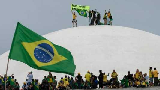 Manifestantes invadem Congresso Nacional