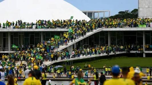 Manifestantes invadem o prédio do Congresso Nacional no dia 8 de janeiro
