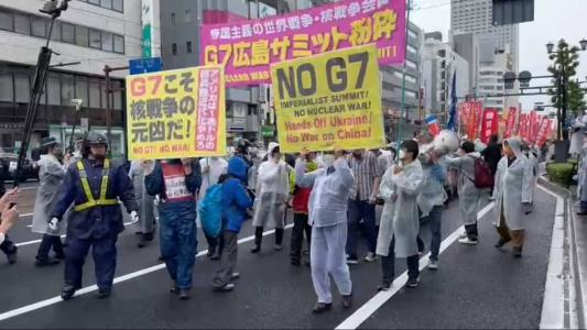 Manifestantes protestam contra “o G7 imperialista” em Hiroshima.