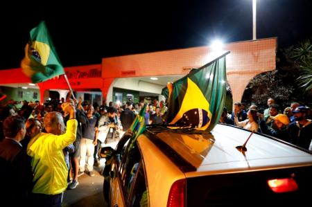 Manifestantes protestam em frente a condomínio onde mora Jair Bolsonaro