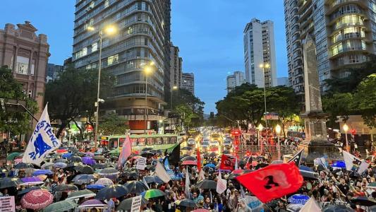 Manifestantes segue da Praça Sete para a Praça da Estação