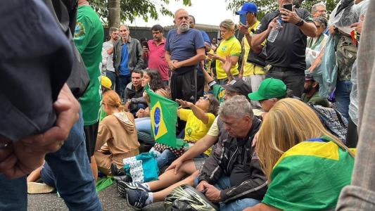 Manifestantes sentaram no chão durante ação da Prefeitura de BH