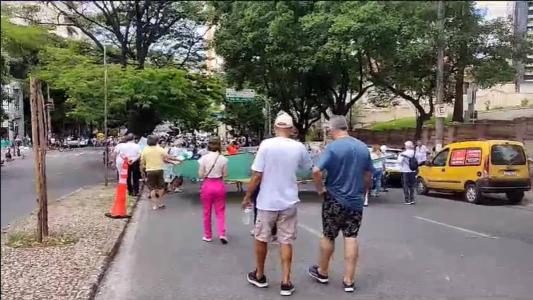 Manifestantes vestem roupas brancas e carregam bandeiras do Brasil