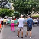 Manifestantes contra aborto seguem para Praça da Savassi e avenida é interditada