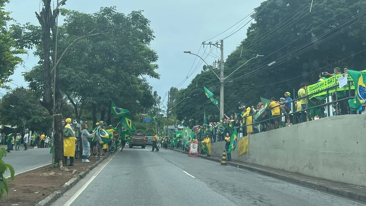 Movimentação de apoiadores de Bolsonaro cresce na Raja Gabáglia, em BH, após invasão ao Congresso