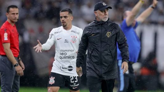 Mano lamenta gols perdidos pelo Corinthians e ironiza arbitragem: 'Vozes do além'