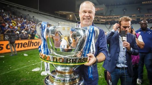 Mano levantou troféu da Copa do Brasil pelo Cruzeiro contra o Corinthians, em SP