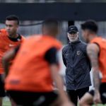Mano Menezes inicia Data Fifa treinando pressão e posse de bola no Corinthians