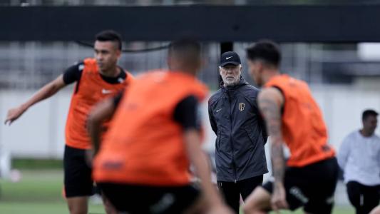 Mano Menezes começou mais uma semana de treinos no Corinthians