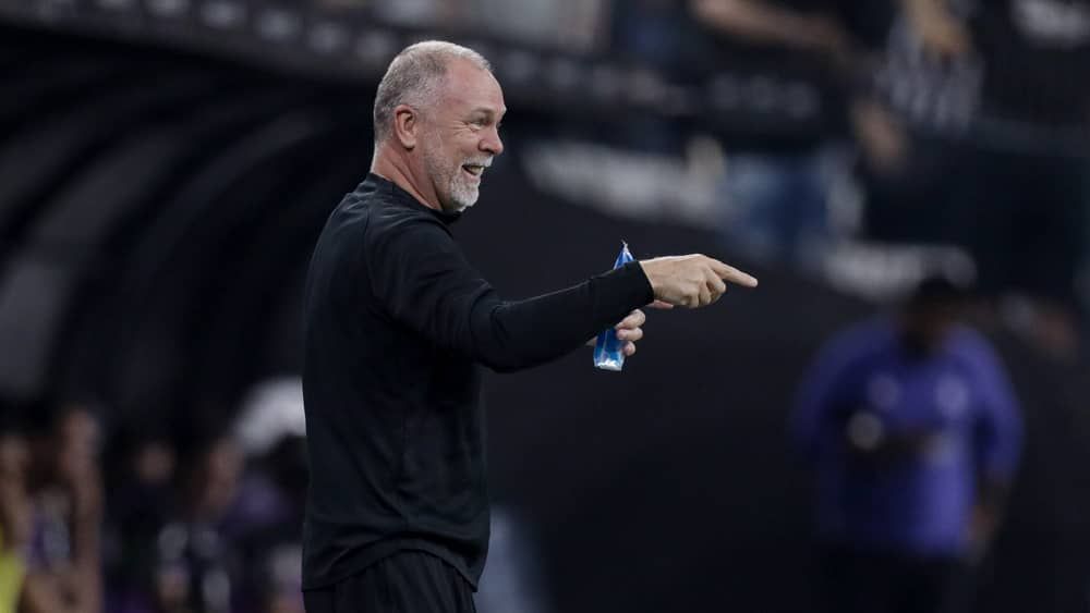 Cinco finais? Mano Menezes projeta fim de ano do Corinthians