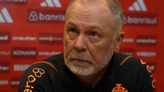 Mano Menezes durante entrevista coletiva no Independência