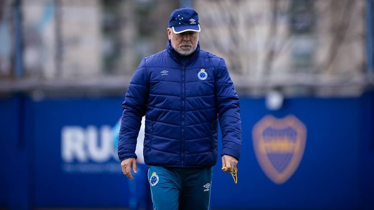 Em litígio com o Cruzeiro, Mano Menezes reencontra o ex-clube