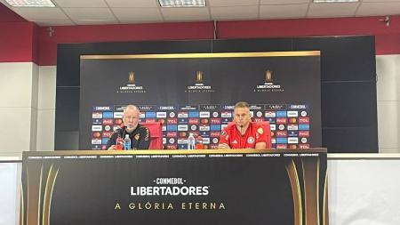 Mano Menezes e Alemão concederam entrevista coletiva após a viagem