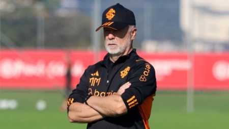 Mano Menezes em treinamento no Internacional