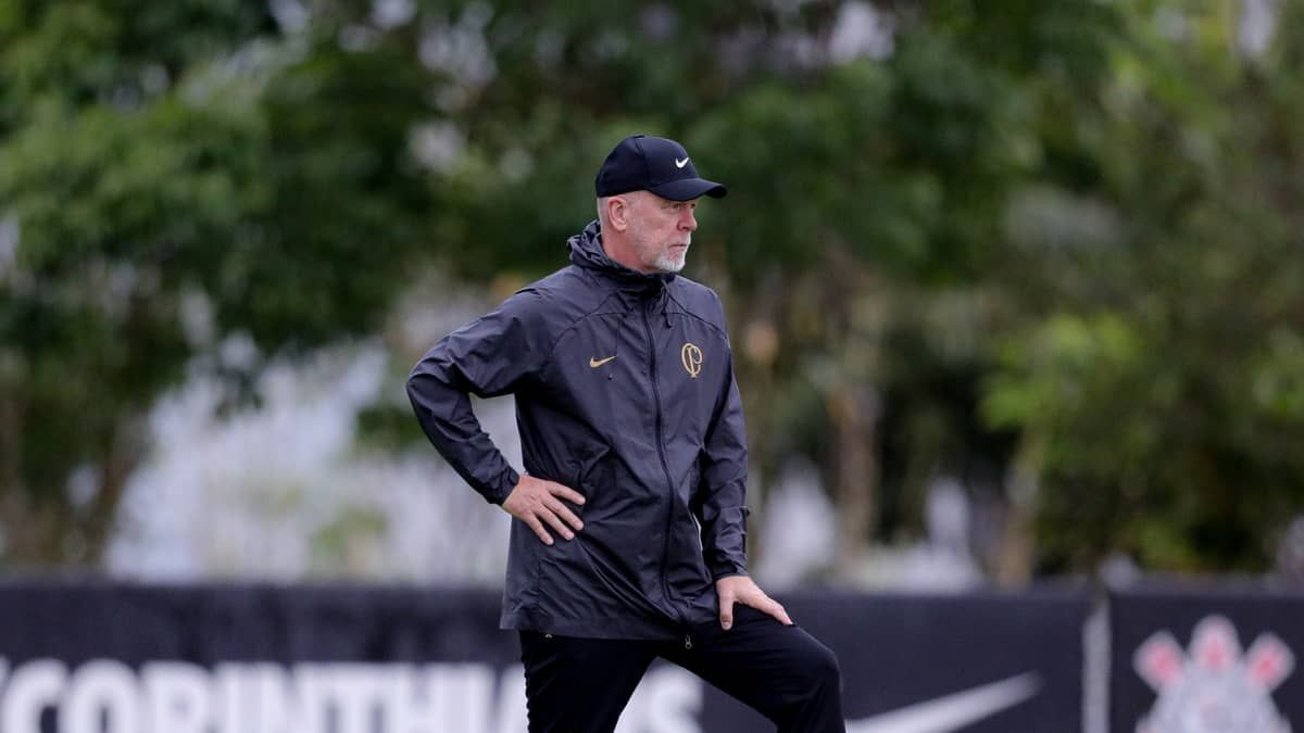 Mano Menezes aparece no BID e está liberado para estrear pelo Corinthians