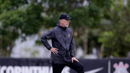 Mano Menezes está liberado para estrear pelo Corinthians